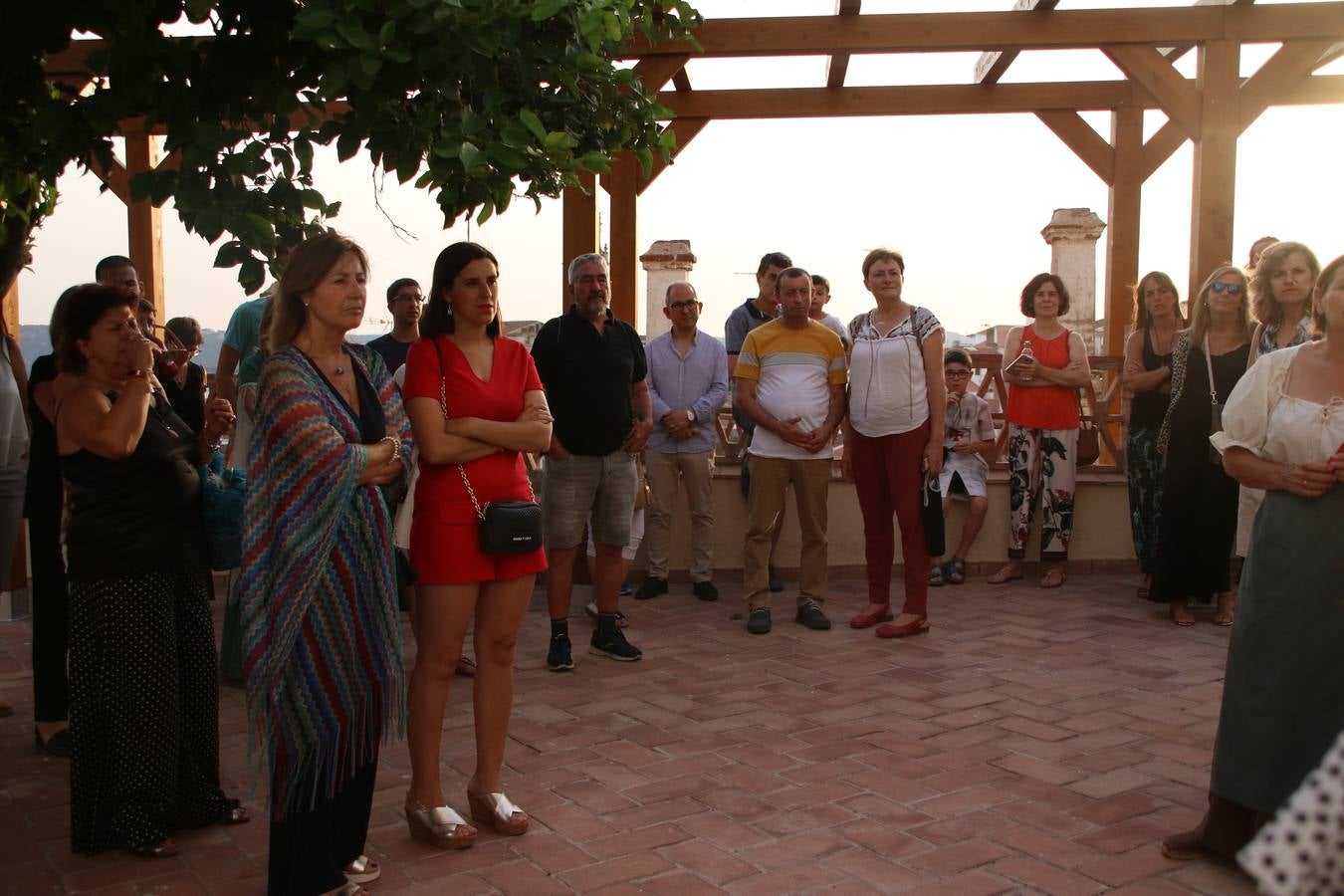 Las visitas guiadas, los talleres y los espectáculos marcan el ritmo del XVI Festival Templario. Vecinos y turistas recorrieron, ayer, las principales calles del municipio donde artesanos, mercaderes y taberneros ofrecían sus productos. También, pequeños y mayores disfrutaron con 'Descubriendo rincones templarios'; demostración de formaciones de combate; taller de cantería; cómo se vestía un templario para el combate; pasacalles; tiro con arco; espectáculo circense medieval, y espectáculo aéreo y de fuego.