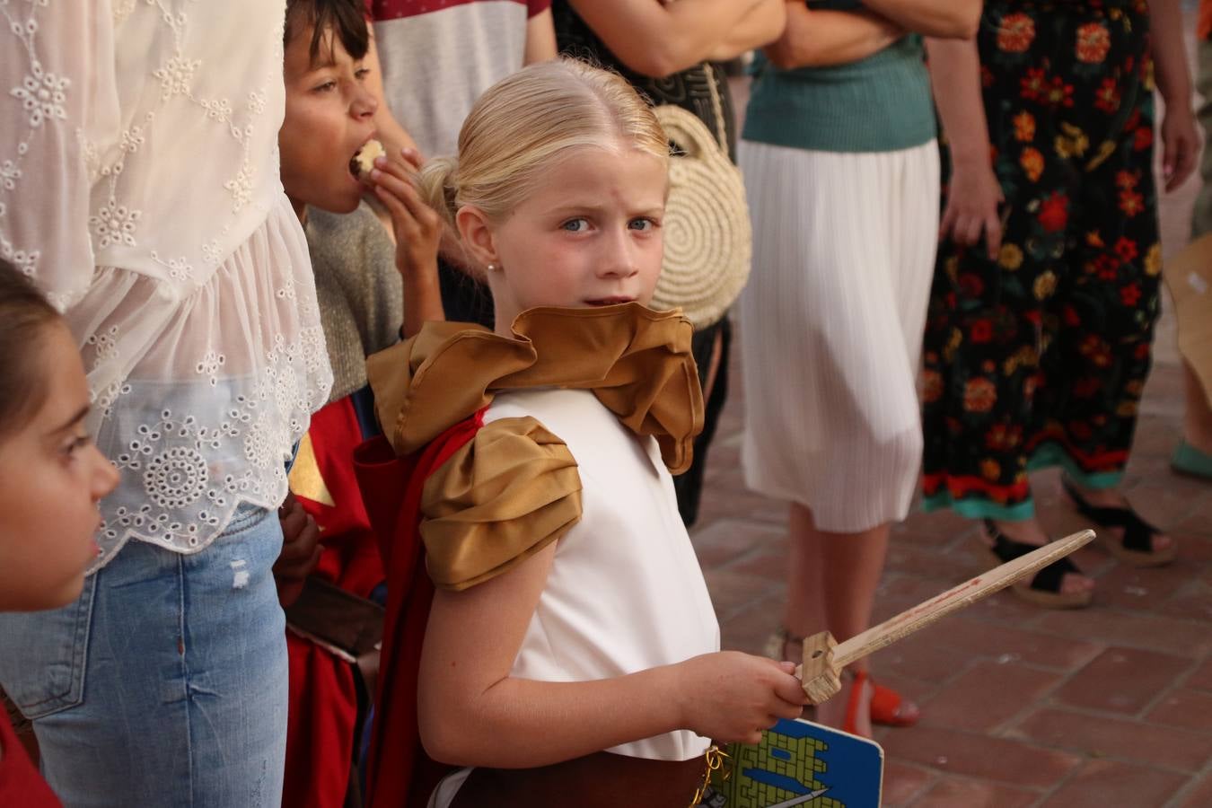 Las visitas guiadas, los talleres y los espectáculos marcan el ritmo del XVI Festival Templario. Vecinos y turistas recorrieron, ayer, las principales calles del municipio donde artesanos, mercaderes y taberneros ofrecían sus productos. También, pequeños y mayores disfrutaron con 'Descubriendo rincones templarios'; demostración de formaciones de combate; taller de cantería; cómo se vestía un templario para el combate; pasacalles; tiro con arco; espectáculo circense medieval, y espectáculo aéreo y de fuego.