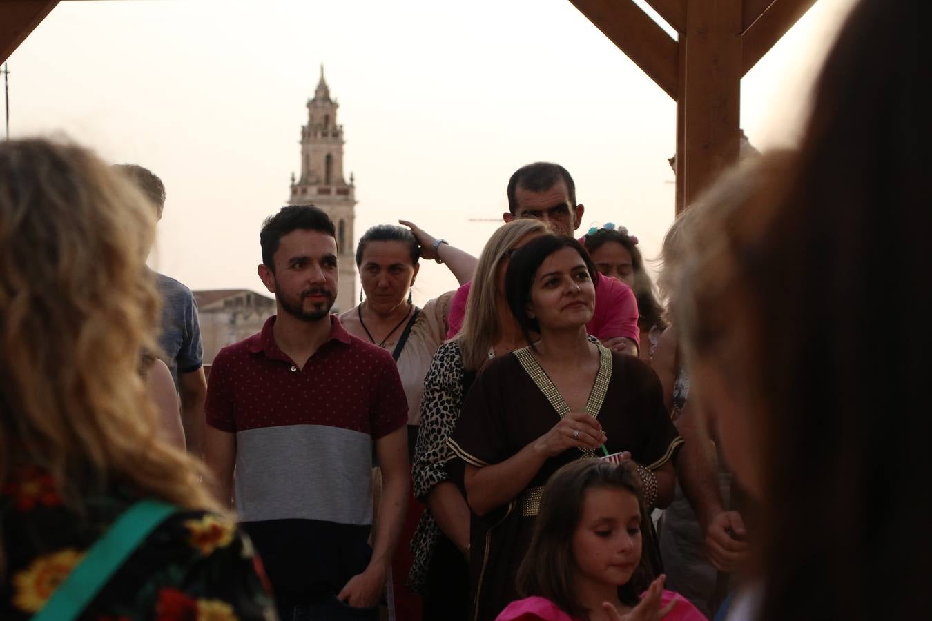 Las visitas guiadas, los talleres y los espectáculos marcan el ritmo del XVI Festival Templario. Vecinos y turistas recorrieron, ayer, las principales calles del municipio donde artesanos, mercaderes y taberneros ofrecían sus productos. También, pequeños y mayores disfrutaron con 'Descubriendo rincones templarios'; demostración de formaciones de combate; taller de cantería; cómo se vestía un templario para el combate; pasacalles; tiro con arco; espectáculo circense medieval, y espectáculo aéreo y de fuego.