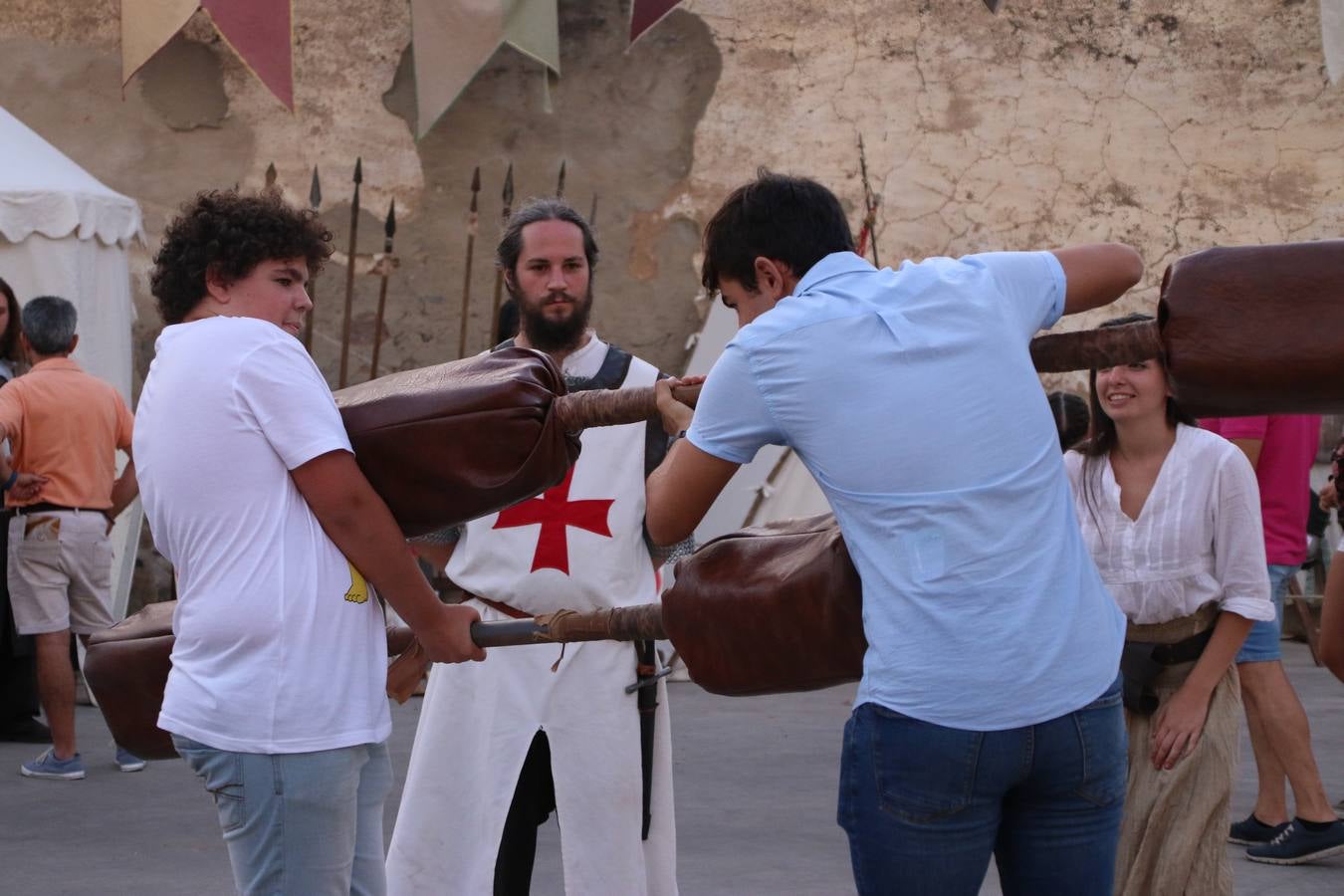 Las visitas guiadas, los talleres y los espectáculos marcan el ritmo del XVI Festival Templario. Vecinos y turistas recorrieron, ayer, las principales calles del municipio donde artesanos, mercaderes y taberneros ofrecían sus productos. También, pequeños y mayores disfrutaron con 'Descubriendo rincones templarios'; demostración de formaciones de combate; taller de cantería; cómo se vestía un templario para el combate; pasacalles; tiro con arco; espectáculo circense medieval, y espectáculo aéreo y de fuego.