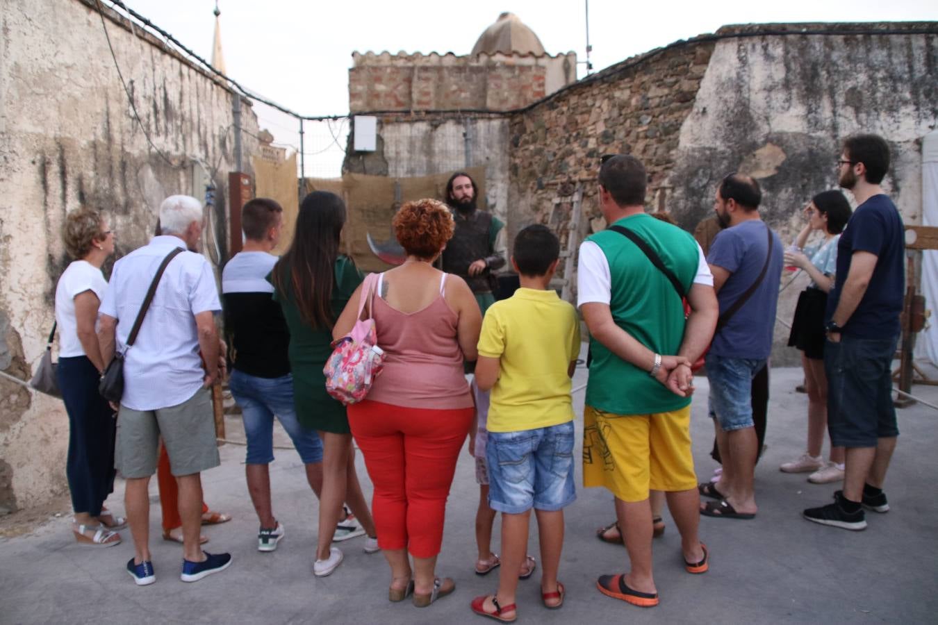 Las visitas guiadas, los talleres y los espectáculos marcan el ritmo del XVI Festival Templario. Vecinos y turistas recorrieron, ayer, las principales calles del municipio donde artesanos, mercaderes y taberneros ofrecían sus productos. También, pequeños y mayores disfrutaron con 'Descubriendo rincones templarios'; demostración de formaciones de combate; taller de cantería; cómo se vestía un templario para el combate; pasacalles; tiro con arco; espectáculo circense medieval, y espectáculo aéreo y de fuego.