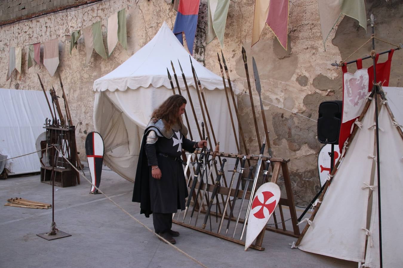 Las visitas guiadas, los talleres y los espectáculos marcan el ritmo del XVI Festival Templario. Vecinos y turistas recorrieron, ayer, las principales calles del municipio donde artesanos, mercaderes y taberneros ofrecían sus productos. También, pequeños y mayores disfrutaron con 'Descubriendo rincones templarios'; demostración de formaciones de combate; taller de cantería; cómo se vestía un templario para el combate; pasacalles; tiro con arco; espectáculo circense medieval, y espectáculo aéreo y de fuego.