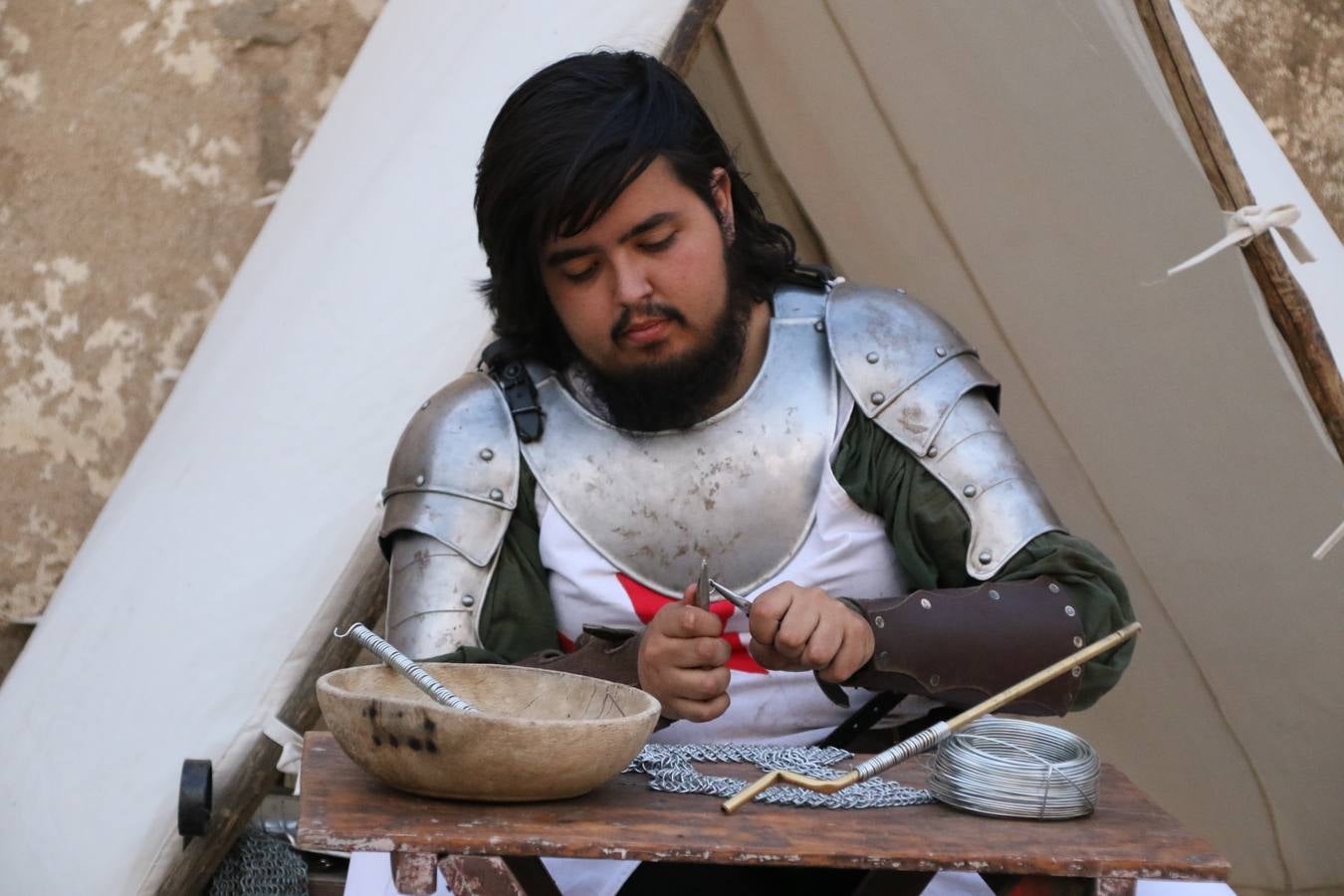 Las visitas guiadas, los talleres y los espectáculos marcan el ritmo del XVI Festival Templario. Vecinos y turistas recorrieron, ayer, las principales calles del municipio donde artesanos, mercaderes y taberneros ofrecían sus productos. También, pequeños y mayores disfrutaron con 'Descubriendo rincones templarios'; demostración de formaciones de combate; taller de cantería; cómo se vestía un templario para el combate; pasacalles; tiro con arco; espectáculo circense medieval, y espectáculo aéreo y de fuego.