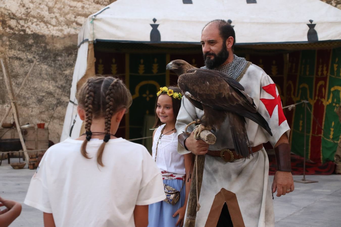 Las visitas guiadas, los talleres y los espectáculos marcan el ritmo del XVI Festival Templario. Vecinos y turistas recorrieron, ayer, las principales calles del municipio donde artesanos, mercaderes y taberneros ofrecían sus productos. También, pequeños y mayores disfrutaron con 'Descubriendo rincones templarios'; demostración de formaciones de combate; taller de cantería; cómo se vestía un templario para el combate; pasacalles; tiro con arco; espectáculo circense medieval, y espectáculo aéreo y de fuego.