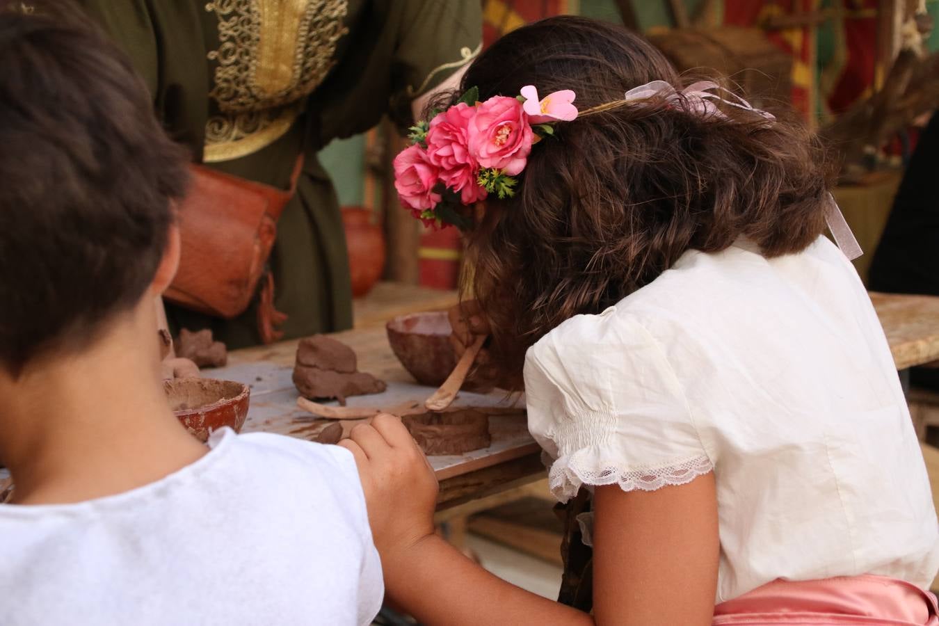 Las visitas guiadas, los talleres y los espectáculos marcan el ritmo del XVI Festival Templario. Vecinos y turistas recorrieron, ayer, las principales calles del municipio donde artesanos, mercaderes y taberneros ofrecían sus productos. También, pequeños y mayores disfrutaron con 'Descubriendo rincones templarios'; demostración de formaciones de combate; taller de cantería; cómo se vestía un templario para el combate; pasacalles; tiro con arco; espectáculo circense medieval, y espectáculo aéreo y de fuego.