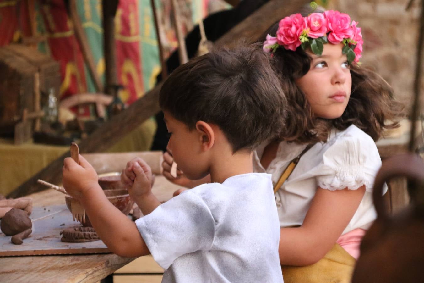 Las visitas guiadas, los talleres y los espectáculos marcan el ritmo del XVI Festival Templario. Vecinos y turistas recorrieron, ayer, las principales calles del municipio donde artesanos, mercaderes y taberneros ofrecían sus productos. También, pequeños y mayores disfrutaron con 'Descubriendo rincones templarios'; demostración de formaciones de combate; taller de cantería; cómo se vestía un templario para el combate; pasacalles; tiro con arco; espectáculo circense medieval, y espectáculo aéreo y de fuego.