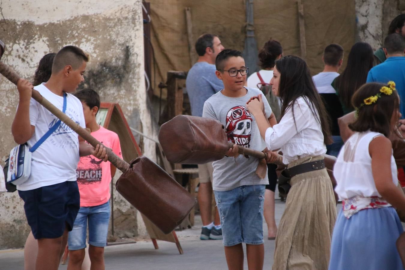 Las visitas guiadas, los talleres y los espectáculos marcan el ritmo del XVI Festival Templario. Vecinos y turistas recorrieron, ayer, las principales calles del municipio donde artesanos, mercaderes y taberneros ofrecían sus productos. También, pequeños y mayores disfrutaron con 'Descubriendo rincones templarios'; demostración de formaciones de combate; taller de cantería; cómo se vestía un templario para el combate; pasacalles; tiro con arco; espectáculo circense medieval, y espectáculo aéreo y de fuego.