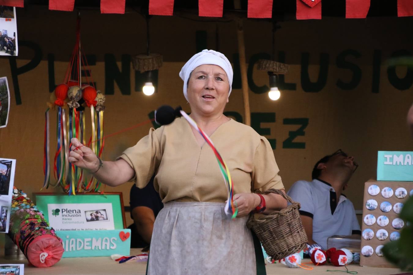 Las visitas guiadas, los talleres y los espectáculos marcan el ritmo del XVI Festival Templario. Vecinos y turistas recorrieron, ayer, las principales calles del municipio donde artesanos, mercaderes y taberneros ofrecían sus productos. También, pequeños y mayores disfrutaron con 'Descubriendo rincones templarios'; demostración de formaciones de combate; taller de cantería; cómo se vestía un templario para el combate; pasacalles; tiro con arco; espectáculo circense medieval, y espectáculo aéreo y de fuego.