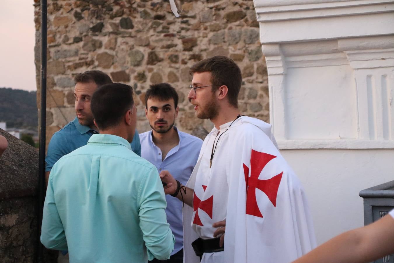 Las visitas guiadas, los talleres y los espectáculos marcan el ritmo del XVI Festival Templario. Vecinos y turistas recorrieron, ayer, las principales calles del municipio donde artesanos, mercaderes y taberneros ofrecían sus productos. También, pequeños y mayores disfrutaron con 'Descubriendo rincones templarios'; demostración de formaciones de combate; taller de cantería; cómo se vestía un templario para el combate; pasacalles; tiro con arco; espectáculo circense medieval, y espectáculo aéreo y de fuego.