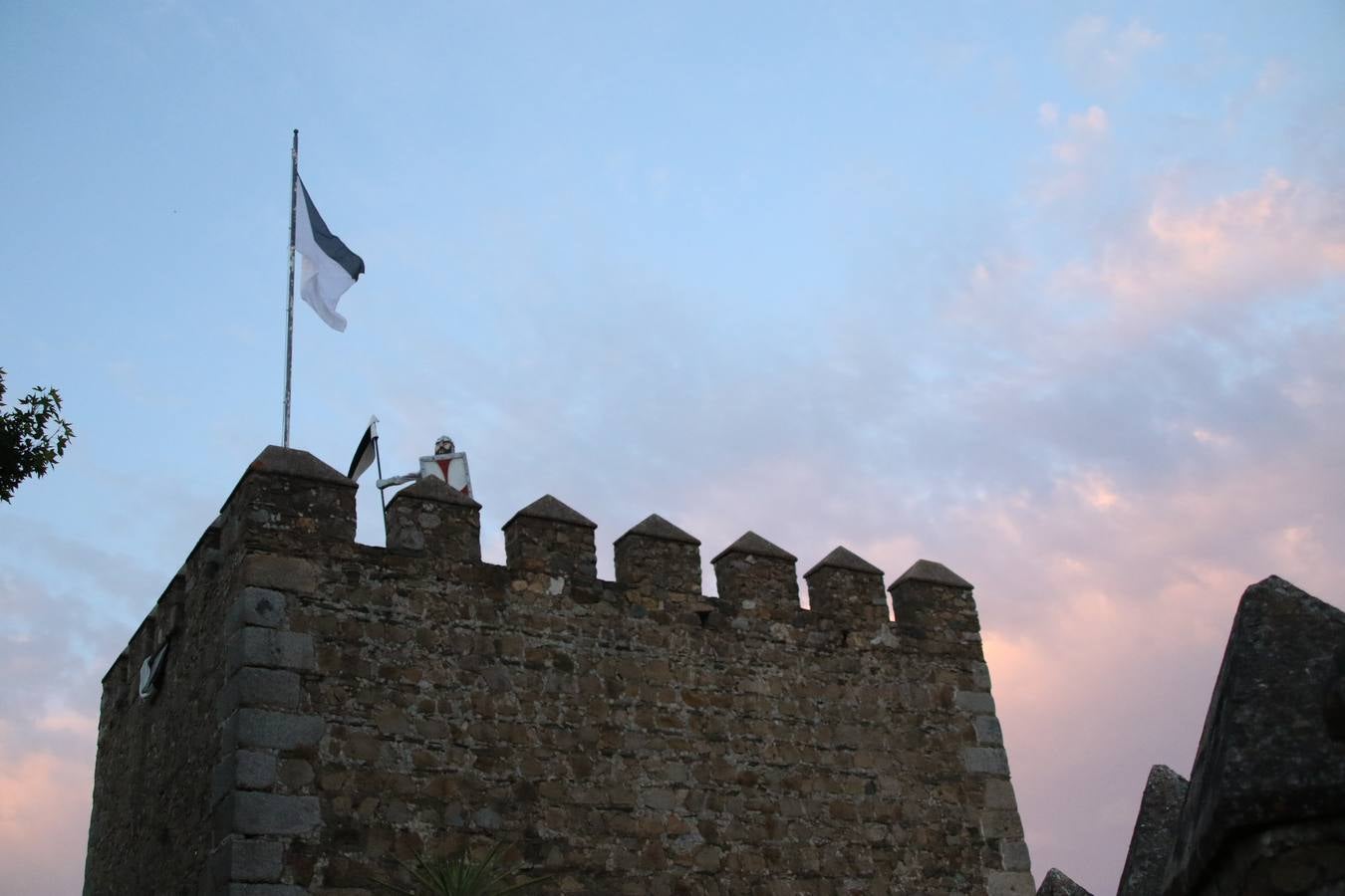 Las visitas guiadas, los talleres y los espectáculos marcan el ritmo del XVI Festival Templario. Vecinos y turistas recorrieron, ayer, las principales calles del municipio donde artesanos, mercaderes y taberneros ofrecían sus productos. También, pequeños y mayores disfrutaron con 'Descubriendo rincones templarios'; demostración de formaciones de combate; taller de cantería; cómo se vestía un templario para el combate; pasacalles; tiro con arco; espectáculo circense medieval, y espectáculo aéreo y de fuego.