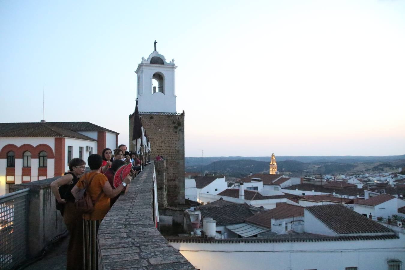 Las visitas guiadas, los talleres y los espectáculos marcan el ritmo del XVI Festival Templario. Vecinos y turistas recorrieron, ayer, las principales calles del municipio donde artesanos, mercaderes y taberneros ofrecían sus productos. También, pequeños y mayores disfrutaron con 'Descubriendo rincones templarios'; demostración de formaciones de combate; taller de cantería; cómo se vestía un templario para el combate; pasacalles; tiro con arco; espectáculo circense medieval, y espectáculo aéreo y de fuego.