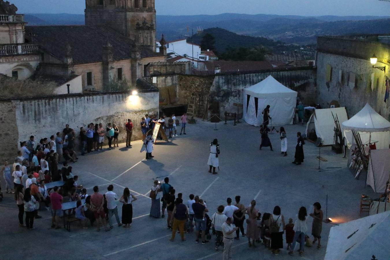 Las visitas guiadas, los talleres y los espectáculos marcan el ritmo del XVI Festival Templario. Vecinos y turistas recorrieron, ayer, las principales calles del municipio donde artesanos, mercaderes y taberneros ofrecían sus productos. También, pequeños y mayores disfrutaron con 'Descubriendo rincones templarios'; demostración de formaciones de combate; taller de cantería; cómo se vestía un templario para el combate; pasacalles; tiro con arco; espectáculo circense medieval, y espectáculo aéreo y de fuego.