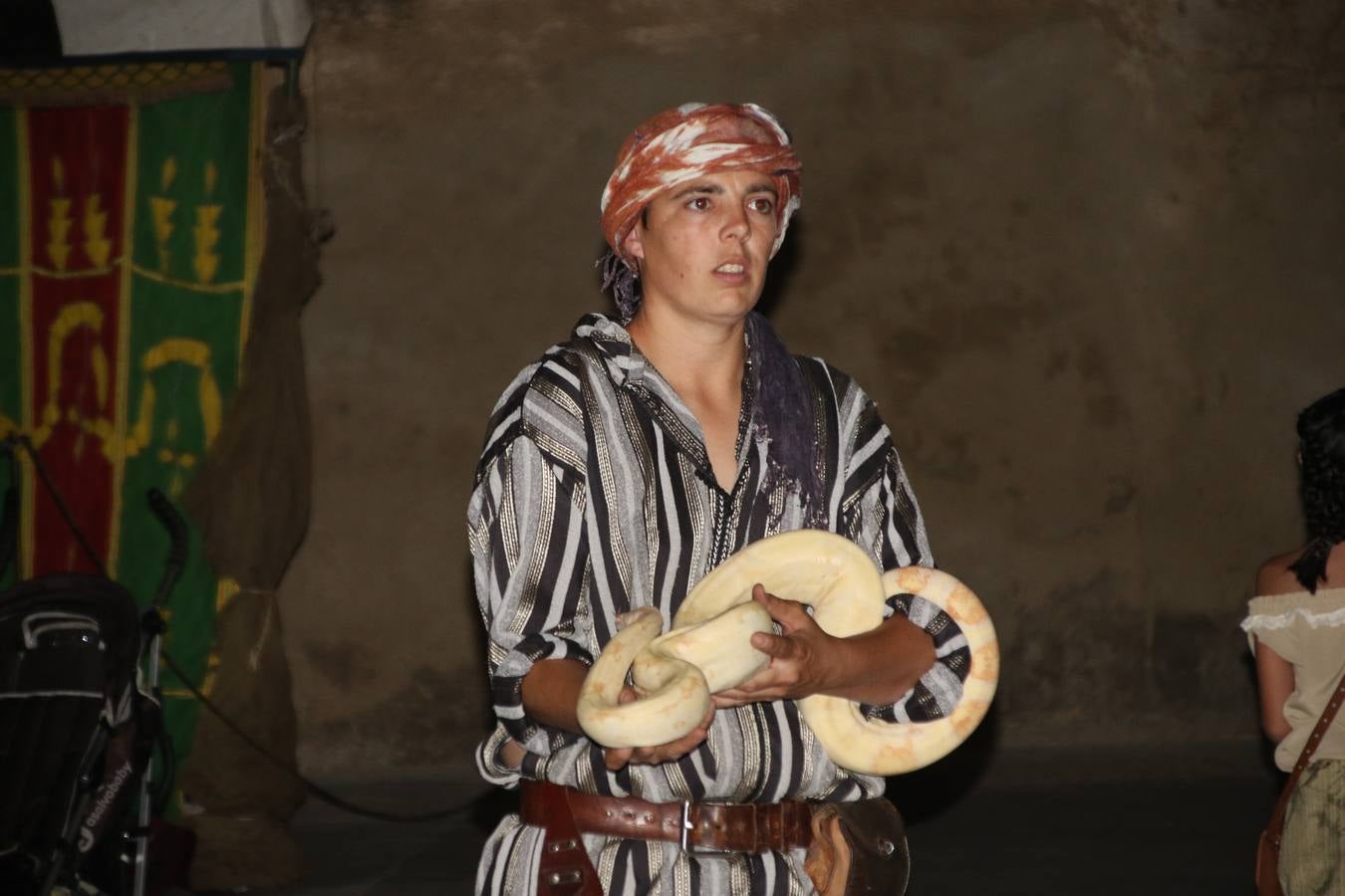 Las visitas guiadas, los talleres y los espectáculos marcan el ritmo del XVI Festival Templario. Vecinos y turistas recorrieron, ayer, las principales calles del municipio donde artesanos, mercaderes y taberneros ofrecían sus productos. También, pequeños y mayores disfrutaron con 'Descubriendo rincones templarios'; demostración de formaciones de combate; taller de cantería; cómo se vestía un templario para el combate; pasacalles; tiro con arco; espectáculo circense medieval, y espectáculo aéreo y de fuego.