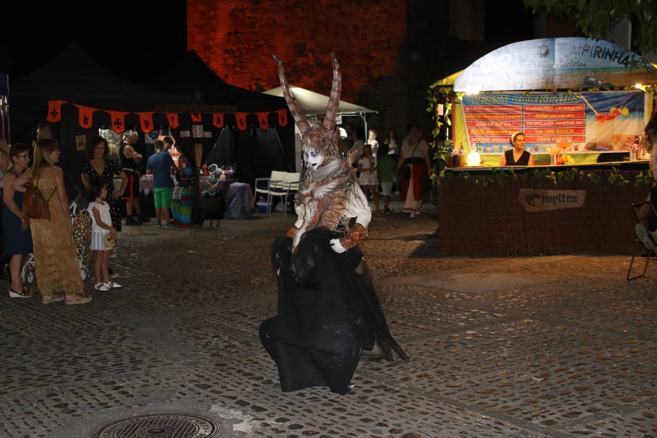 Las visitas guiadas, los talleres y los espectáculos marcan el ritmo del XVI Festival Templario. Vecinos y turistas recorrieron, ayer, las principales calles del municipio donde artesanos, mercaderes y taberneros ofrecían sus productos. También, pequeños y mayores disfrutaron con 'Descubriendo rincones templarios'; demostración de formaciones de combate; taller de cantería; cómo se vestía un templario para el combate; pasacalles; tiro con arco; espectáculo circense medieval, y espectáculo aéreo y de fuego.