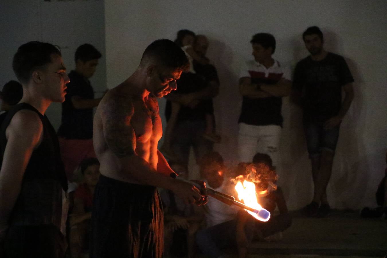 Las visitas guiadas, los talleres y los espectáculos marcan el ritmo del XVI Festival Templario. Vecinos y turistas recorrieron, ayer, las principales calles del municipio donde artesanos, mercaderes y taberneros ofrecían sus productos. También, pequeños y mayores disfrutaron con 'Descubriendo rincones templarios'; demostración de formaciones de combate; taller de cantería; cómo se vestía un templario para el combate; pasacalles; tiro con arco; espectáculo circense medieval, y espectáculo aéreo y de fuego.