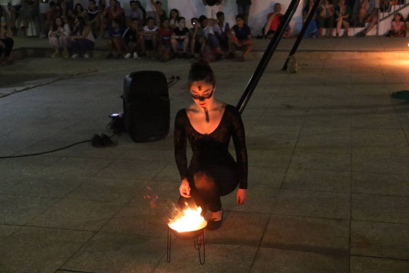 Las visitas guiadas, los talleres y los espectáculos marcan el ritmo del XVI Festival Templario. Vecinos y turistas recorrieron, ayer, las principales calles del municipio donde artesanos, mercaderes y taberneros ofrecían sus productos. También, pequeños y mayores disfrutaron con 'Descubriendo rincones templarios'; demostración de formaciones de combate; taller de cantería; cómo se vestía un templario para el combate; pasacalles; tiro con arco; espectáculo circense medieval, y espectáculo aéreo y de fuego.