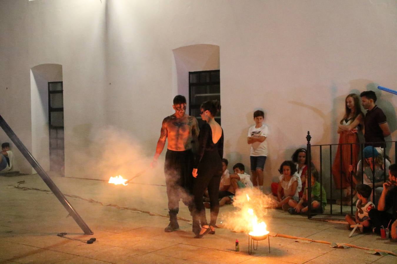 Las visitas guiadas, los talleres y los espectáculos marcan el ritmo del XVI Festival Templario. Vecinos y turistas recorrieron, ayer, las principales calles del municipio donde artesanos, mercaderes y taberneros ofrecían sus productos. También, pequeños y mayores disfrutaron con 'Descubriendo rincones templarios'; demostración de formaciones de combate; taller de cantería; cómo se vestía un templario para el combate; pasacalles; tiro con arco; espectáculo circense medieval, y espectáculo aéreo y de fuego.