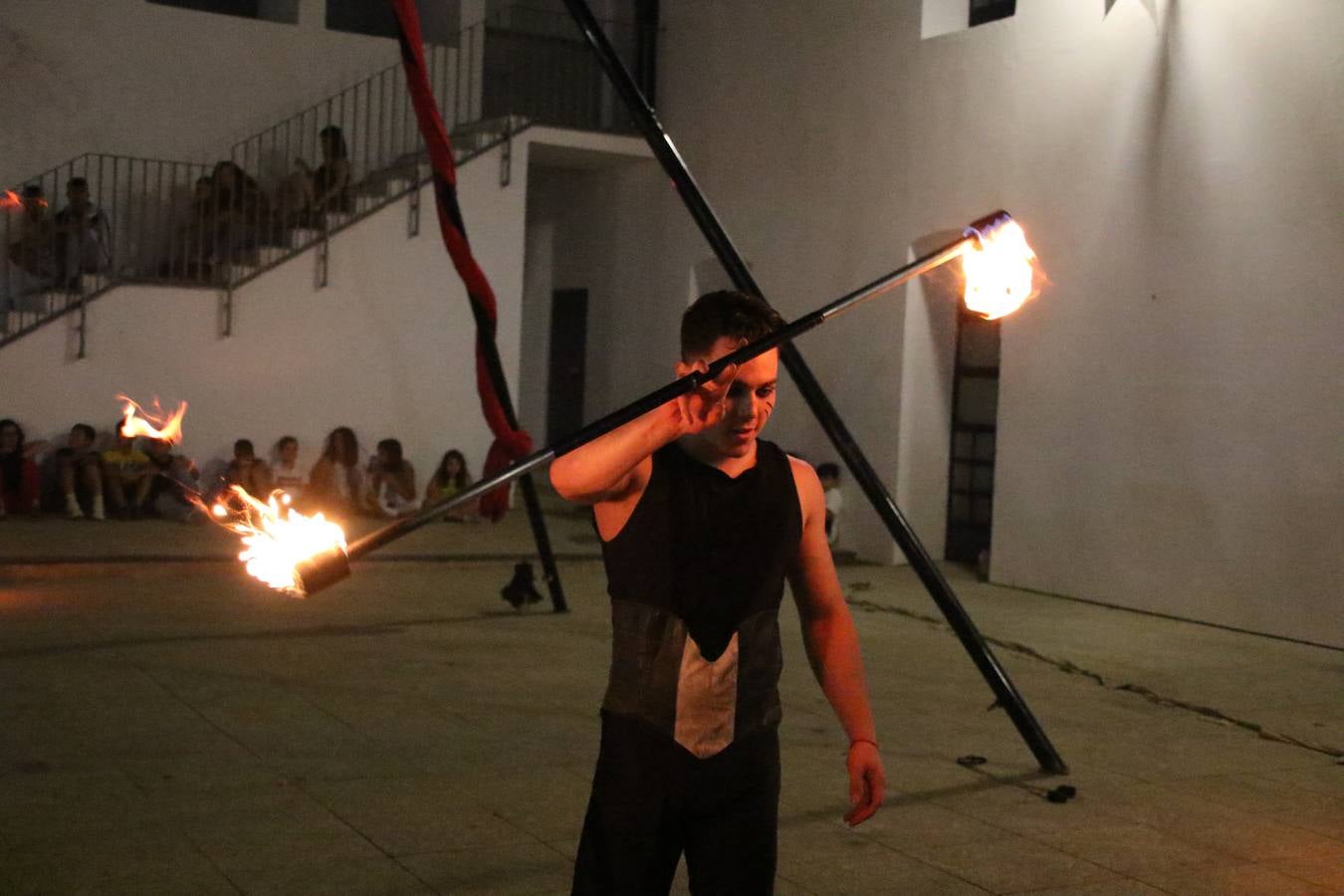 Las visitas guiadas, los talleres y los espectáculos marcan el ritmo del XVI Festival Templario. Vecinos y turistas recorrieron, ayer, las principales calles del municipio donde artesanos, mercaderes y taberneros ofrecían sus productos. También, pequeños y mayores disfrutaron con 'Descubriendo rincones templarios'; demostración de formaciones de combate; taller de cantería; cómo se vestía un templario para el combate; pasacalles; tiro con arco; espectáculo circense medieval, y espectáculo aéreo y de fuego.