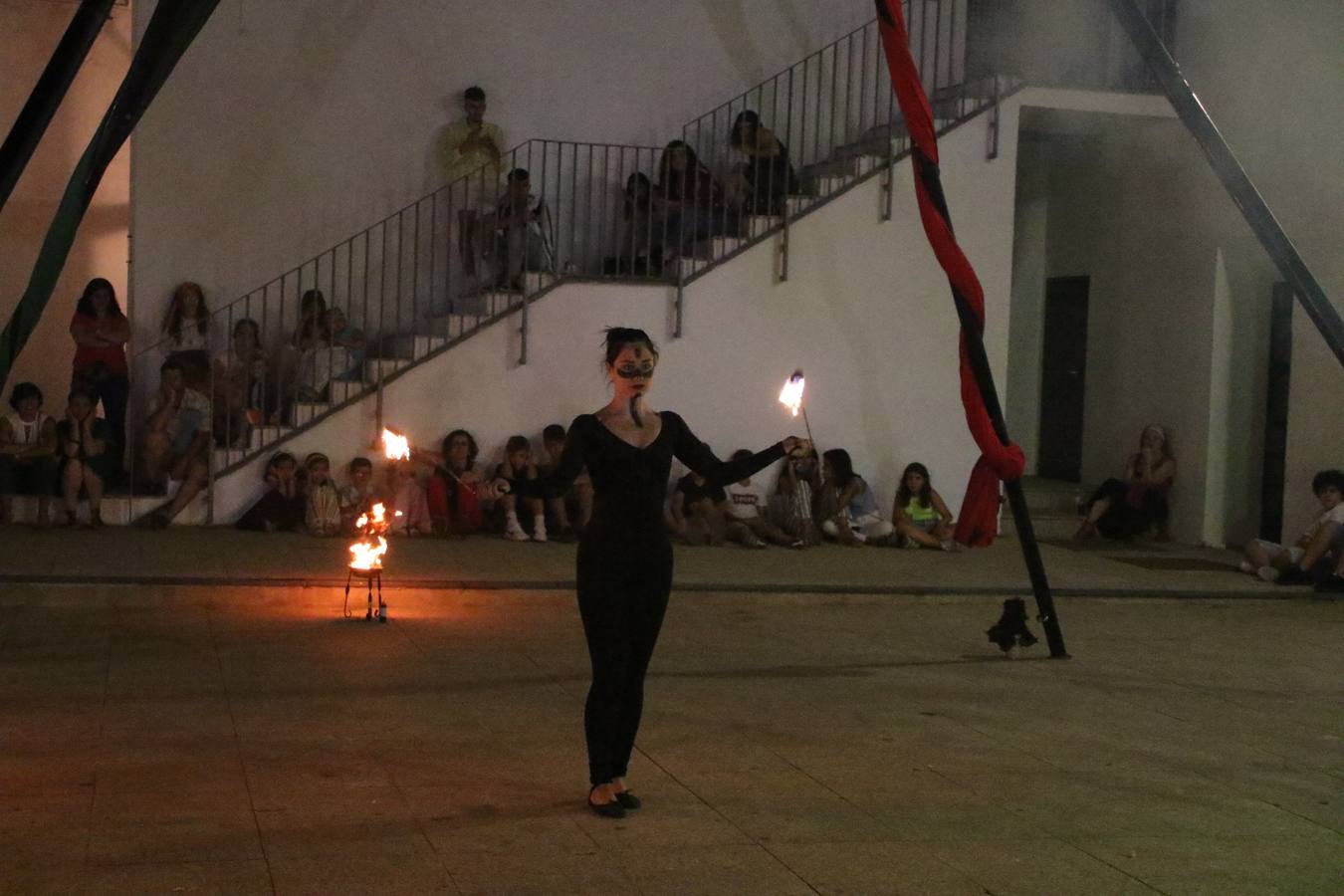 Las visitas guiadas, los talleres y los espectáculos marcan el ritmo del XVI Festival Templario. Vecinos y turistas recorrieron, ayer, las principales calles del municipio donde artesanos, mercaderes y taberneros ofrecían sus productos. También, pequeños y mayores disfrutaron con 'Descubriendo rincones templarios'; demostración de formaciones de combate; taller de cantería; cómo se vestía un templario para el combate; pasacalles; tiro con arco; espectáculo circense medieval, y espectáculo aéreo y de fuego.