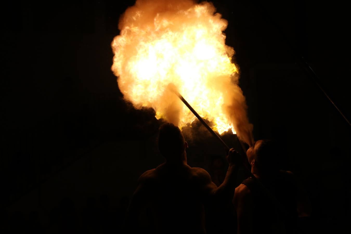 Las visitas guiadas, los talleres y los espectáculos marcan el ritmo del XVI Festival Templario. Vecinos y turistas recorrieron, ayer, las principales calles del municipio donde artesanos, mercaderes y taberneros ofrecían sus productos. También, pequeños y mayores disfrutaron con 'Descubriendo rincones templarios'; demostración de formaciones de combate; taller de cantería; cómo se vestía un templario para el combate; pasacalles; tiro con arco; espectáculo circense medieval, y espectáculo aéreo y de fuego.
