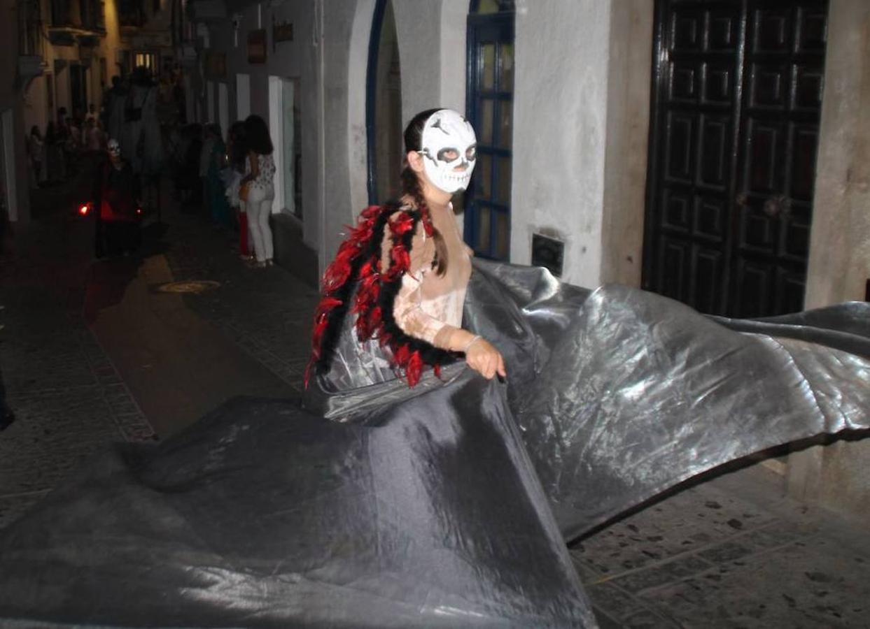 Jerez de los Caballeros se ha volcado, una vez más con su Festival Templario. Los escenarios naturales en los que se desarrolla este evento cultural, turístico y festivo, declarado Fiesta de Interés Turístico Regional, estuvieron llenos de público la noche del sábado cuando la animación, el ritmo y el ambiente del Mercado de las Tres Culturas, compartieron protagonismo con la segunda representación de la obra 'El último templario de Xerez', de nuevo merecedora de un sincero y cálido reconocimiento hacia todas las personas que la hacen posible.