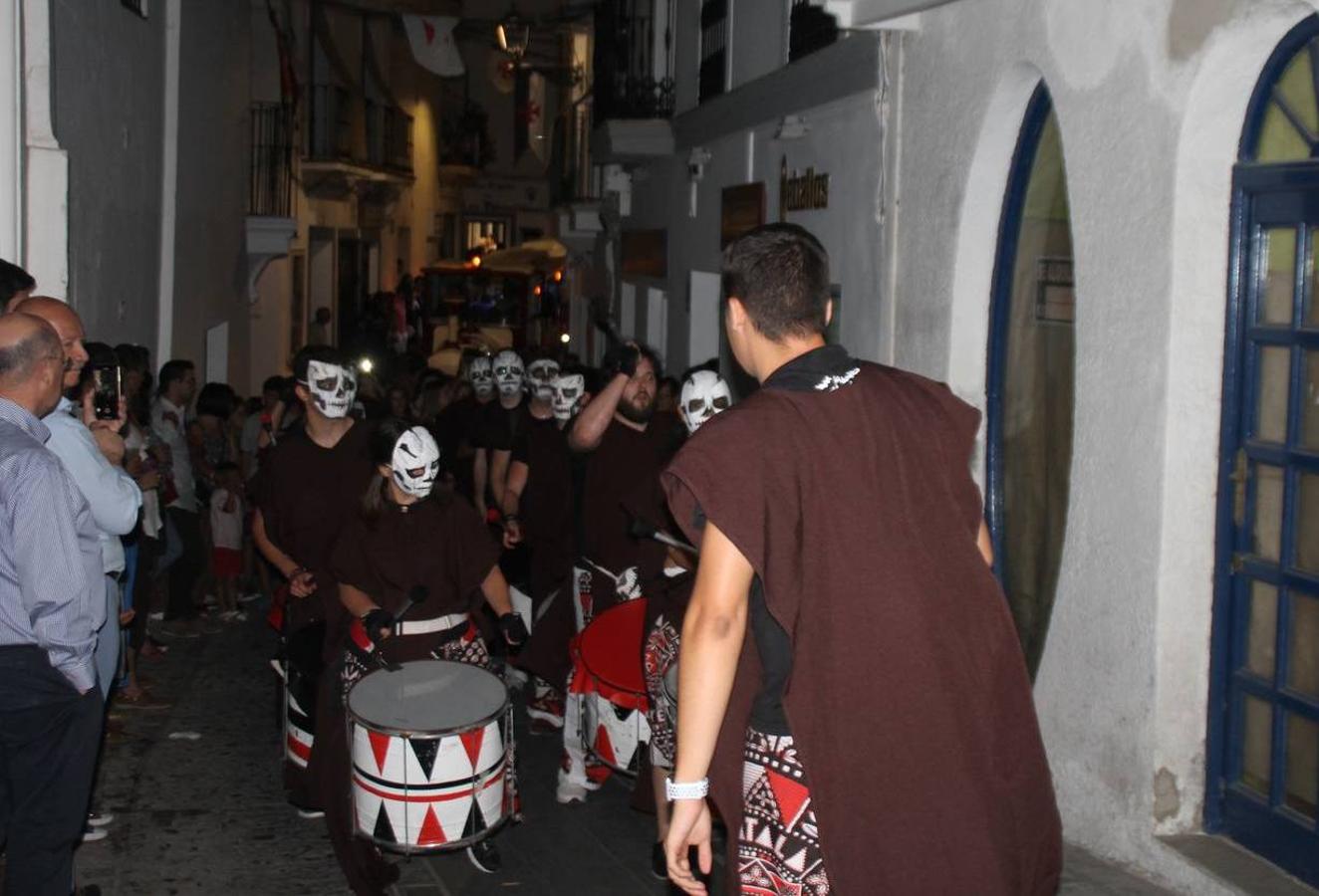 Jerez de los Caballeros se ha volcado, una vez más con su Festival Templario. Los escenarios naturales en los que se desarrolla este evento cultural, turístico y festivo, declarado Fiesta de Interés Turístico Regional, estuvieron llenos de público la noche del sábado cuando la animación, el ritmo y el ambiente del Mercado de las Tres Culturas, compartieron protagonismo con la segunda representación de la obra 'El último templario de Xerez', de nuevo merecedora de un sincero y cálido reconocimiento hacia todas las personas que la hacen posible.