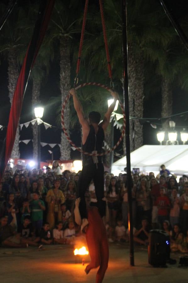 Jerez de los Caballeros se ha volcado, una vez más con su Festival Templario. Los escenarios naturales en los que se desarrolla este evento cultural, turístico y festivo, declarado Fiesta de Interés Turístico Regional, estuvieron llenos de público la noche del sábado cuando la animación, el ritmo y el ambiente del Mercado de las Tres Culturas, compartieron protagonismo con la segunda representación de la obra 'El último templario de Xerez', de nuevo merecedora de un sincero y cálido reconocimiento hacia todas las personas que la hacen posible.