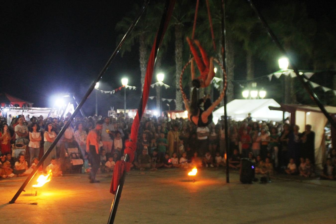 Jerez de los Caballeros se ha volcado, una vez más con su Festival Templario. Los escenarios naturales en los que se desarrolla este evento cultural, turístico y festivo, declarado Fiesta de Interés Turístico Regional, estuvieron llenos de público la noche del sábado cuando la animación, el ritmo y el ambiente del Mercado de las Tres Culturas, compartieron protagonismo con la segunda representación de la obra 'El último templario de Xerez', de nuevo merecedora de un sincero y cálido reconocimiento hacia todas las personas que la hacen posible.