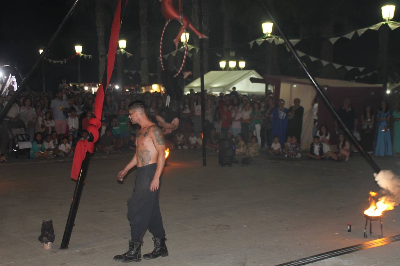 Jerez de los Caballeros se ha volcado, una vez más con su Festival Templario. Los escenarios naturales en los que se desarrolla este evento cultural, turístico y festivo, declarado Fiesta de Interés Turístico Regional, estuvieron llenos de público la noche del sábado cuando la animación, el ritmo y el ambiente del Mercado de las Tres Culturas, compartieron protagonismo con la segunda representación de la obra 'El último templario de Xerez', de nuevo merecedora de un sincero y cálido reconocimiento hacia todas las personas que la hacen posible.