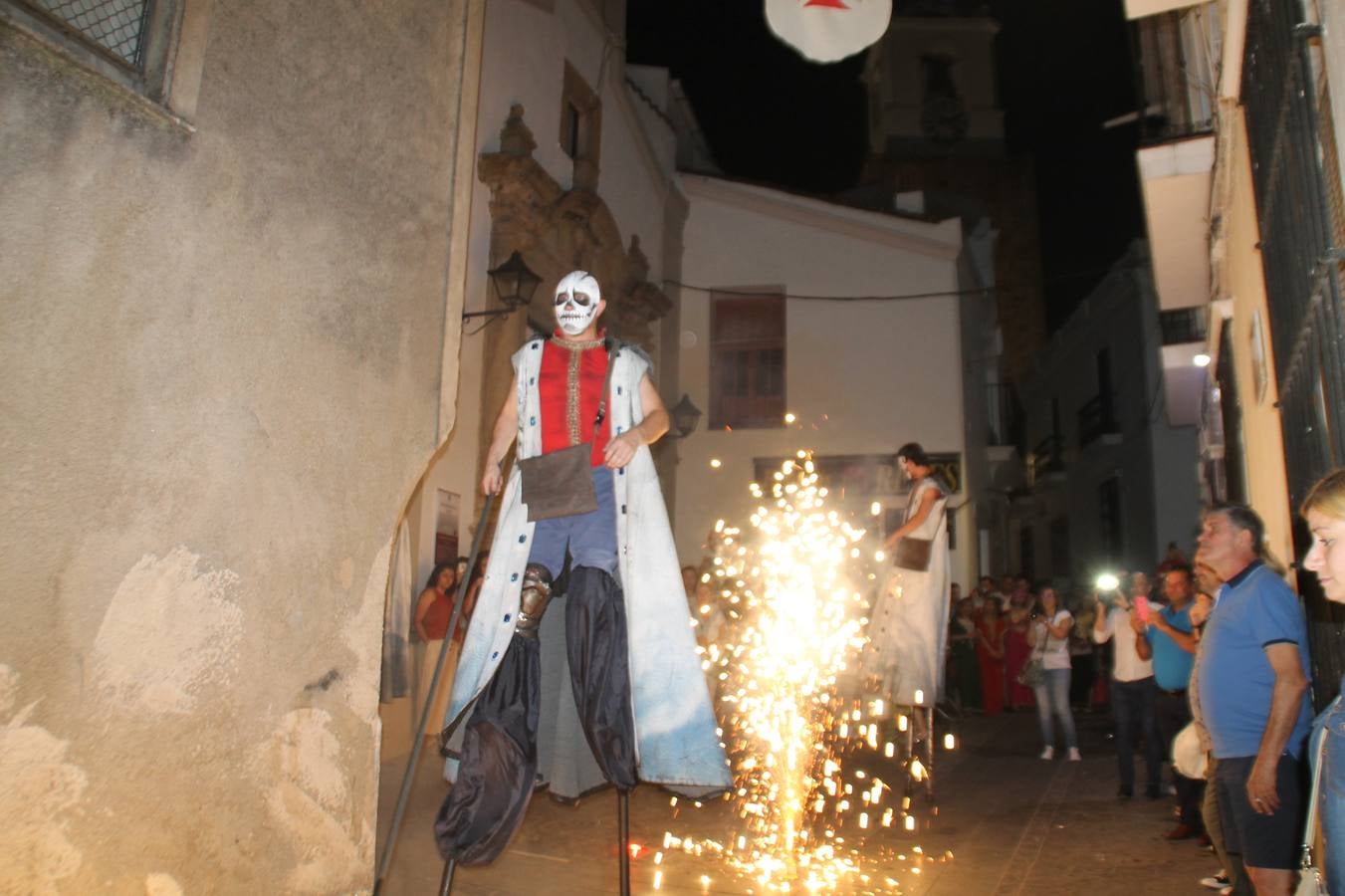 Jerez de los Caballeros se ha volcado, una vez más con su Festival Templario. Los escenarios naturales en los que se desarrolla este evento cultural, turístico y festivo, declarado Fiesta de Interés Turístico Regional, estuvieron llenos de público la noche del sábado cuando la animación, el ritmo y el ambiente del Mercado de las Tres Culturas, compartieron protagonismo con la segunda representación de la obra 'El último templario de Xerez', de nuevo merecedora de un sincero y cálido reconocimiento hacia todas las personas que la hacen posible.