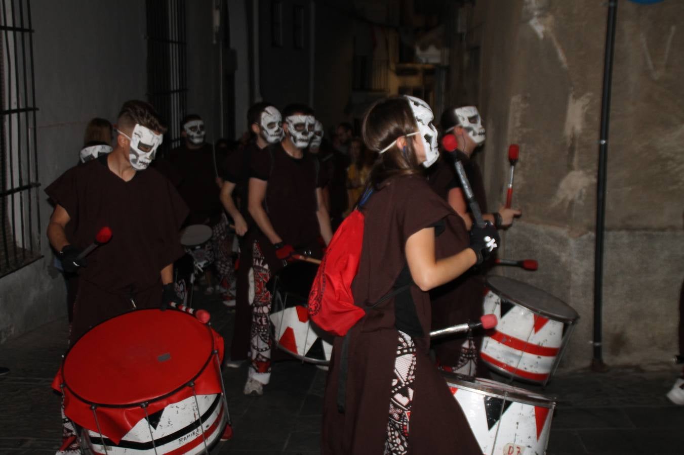 Jerez de los Caballeros se ha volcado, una vez más con su Festival Templario. Los escenarios naturales en los que se desarrolla este evento cultural, turístico y festivo, declarado Fiesta de Interés Turístico Regional, estuvieron llenos de público la noche del sábado cuando la animación, el ritmo y el ambiente del Mercado de las Tres Culturas, compartieron protagonismo con la segunda representación de la obra 'El último templario de Xerez', de nuevo merecedora de un sincero y cálido reconocimiento hacia todas las personas que la hacen posible.