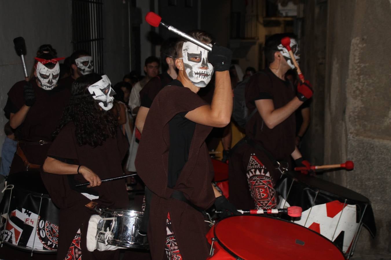 Jerez de los Caballeros se ha volcado, una vez más con su Festival Templario. Los escenarios naturales en los que se desarrolla este evento cultural, turístico y festivo, declarado Fiesta de Interés Turístico Regional, estuvieron llenos de público la noche del sábado cuando la animación, el ritmo y el ambiente del Mercado de las Tres Culturas, compartieron protagonismo con la segunda representación de la obra 'El último templario de Xerez', de nuevo merecedora de un sincero y cálido reconocimiento hacia todas las personas que la hacen posible.