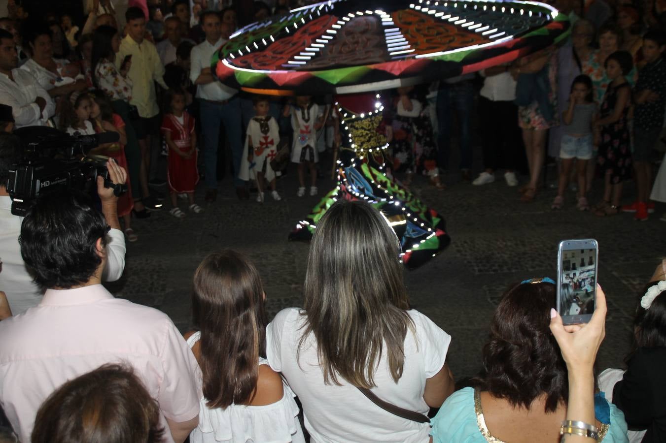 Jerez de los Caballeros se ha volcado, una vez más con su Festival Templario. Los escenarios naturales en los que se desarrolla este evento cultural, turístico y festivo, declarado Fiesta de Interés Turístico Regional, estuvieron llenos de público la noche del sábado cuando la animación, el ritmo y el ambiente del Mercado de las Tres Culturas, compartieron protagonismo con la segunda representación de la obra 'El último templario de Xerez', de nuevo merecedora de un sincero y cálido reconocimiento hacia todas las personas que la hacen posible.