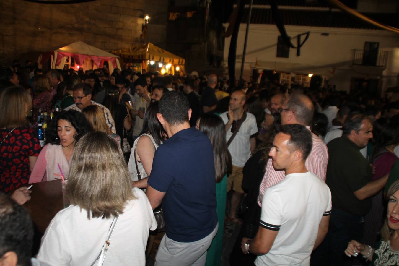 Jerez de los Caballeros se ha volcado, una vez más con su Festival Templario. Los escenarios naturales en los que se desarrolla este evento cultural, turístico y festivo, declarado Fiesta de Interés Turístico Regional, estuvieron llenos de público la noche del sábado cuando la animación, el ritmo y el ambiente del Mercado de las Tres Culturas, compartieron protagonismo con la segunda representación de la obra 'El último templario de Xerez', de nuevo merecedora de un sincero y cálido reconocimiento hacia todas las personas que la hacen posible.