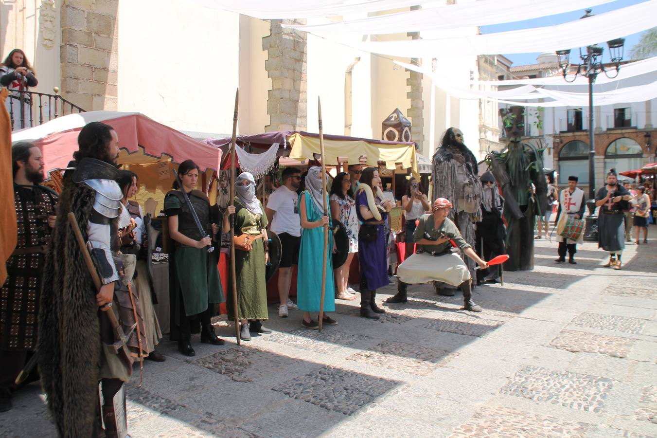 La música y el espectáculo marcaron, ayer, la despedida del XVI Festival Templario. La Asociación Musical Jerez de los Caballeros, bajo la dirección de David Carrasco y Antonio Amaro, fue la encargada de poner el broche final a esta edición del Festival con su tradicional concierto en el auditorio de la Plaza de la Alcazaba. El público asistente disfrutó con las 11 obras que interpretaron y no dudaron en ovacionarles. Carrasco agradeció, un año más, su presencia y confianza en la Asociación.