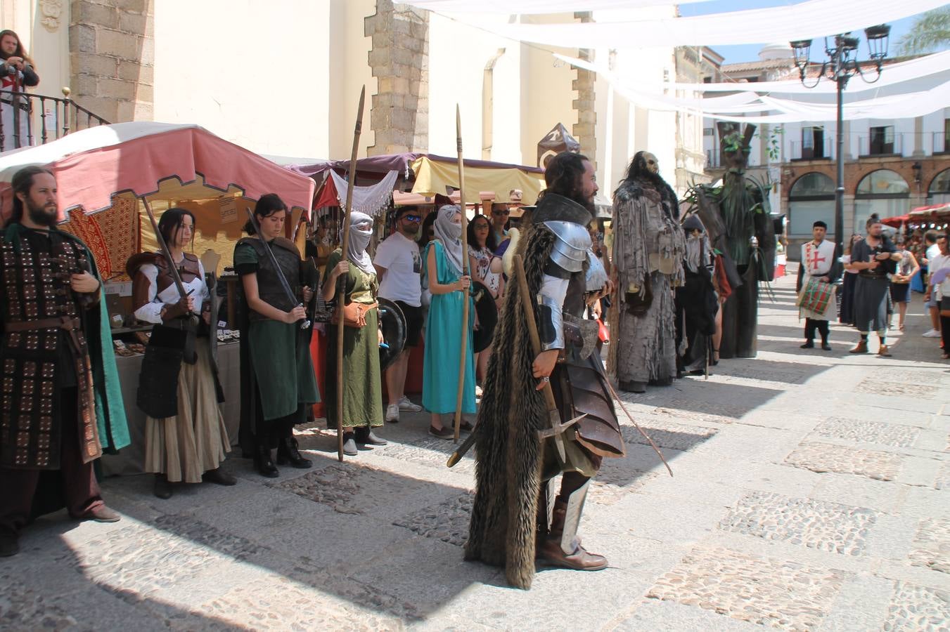 La música y el espectáculo marcaron, ayer, la despedida del XVI Festival Templario. La Asociación Musical Jerez de los Caballeros, bajo la dirección de David Carrasco y Antonio Amaro, fue la encargada de poner el broche final a esta edición del Festival con su tradicional concierto en el auditorio de la Plaza de la Alcazaba. El público asistente disfrutó con las 11 obras que interpretaron y no dudaron en ovacionarles. Carrasco agradeció, un año más, su presencia y confianza en la Asociación.
