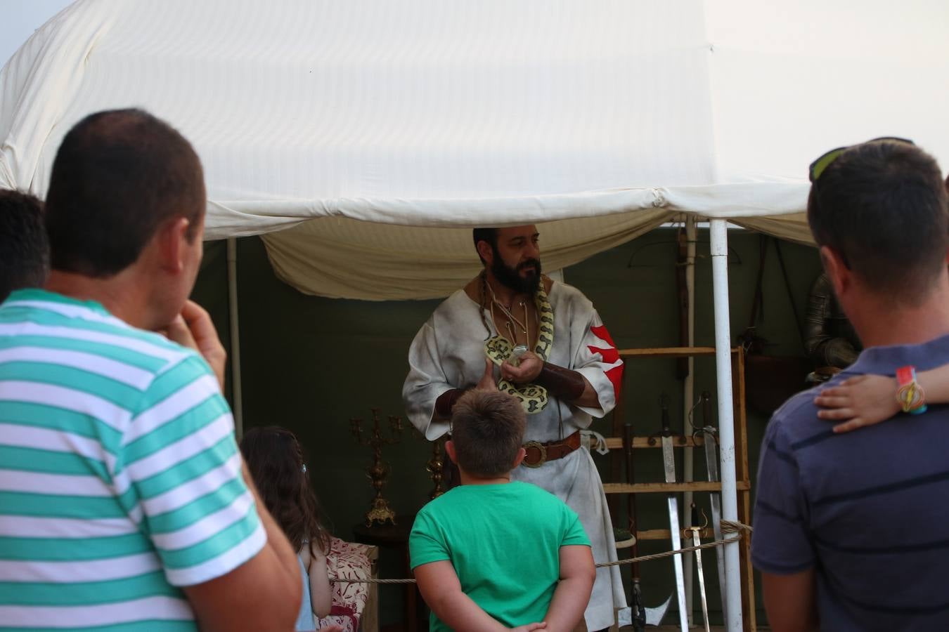 La música y el espectáculo marcaron, ayer, la despedida del XVI Festival Templario. La Asociación Musical Jerez de los Caballeros, bajo la dirección de David Carrasco y Antonio Amaro, fue la encargada de poner el broche final a esta edición del Festival con su tradicional concierto en el auditorio de la Plaza de la Alcazaba. El público asistente disfrutó con las 11 obras que interpretaron y no dudaron en ovacionarles. Carrasco agradeció, un año más, su presencia y confianza en la Asociación.