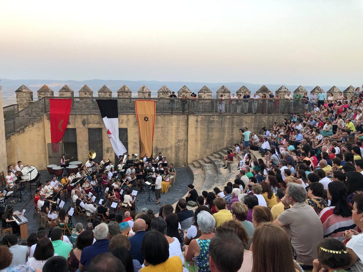 La música y el espectáculo marcaron, ayer, la despedida del XVI Festival Templario. La Asociación Musical Jerez de los Caballeros, bajo la dirección de David Carrasco y Antonio Amaro, fue la encargada de poner el broche final a esta edición del Festival con su tradicional concierto en el auditorio de la Plaza de la Alcazaba. El público asistente disfrutó con las 11 obras que interpretaron y no dudaron en ovacionarles. Carrasco agradeció, un año más, su presencia y confianza en la Asociación.