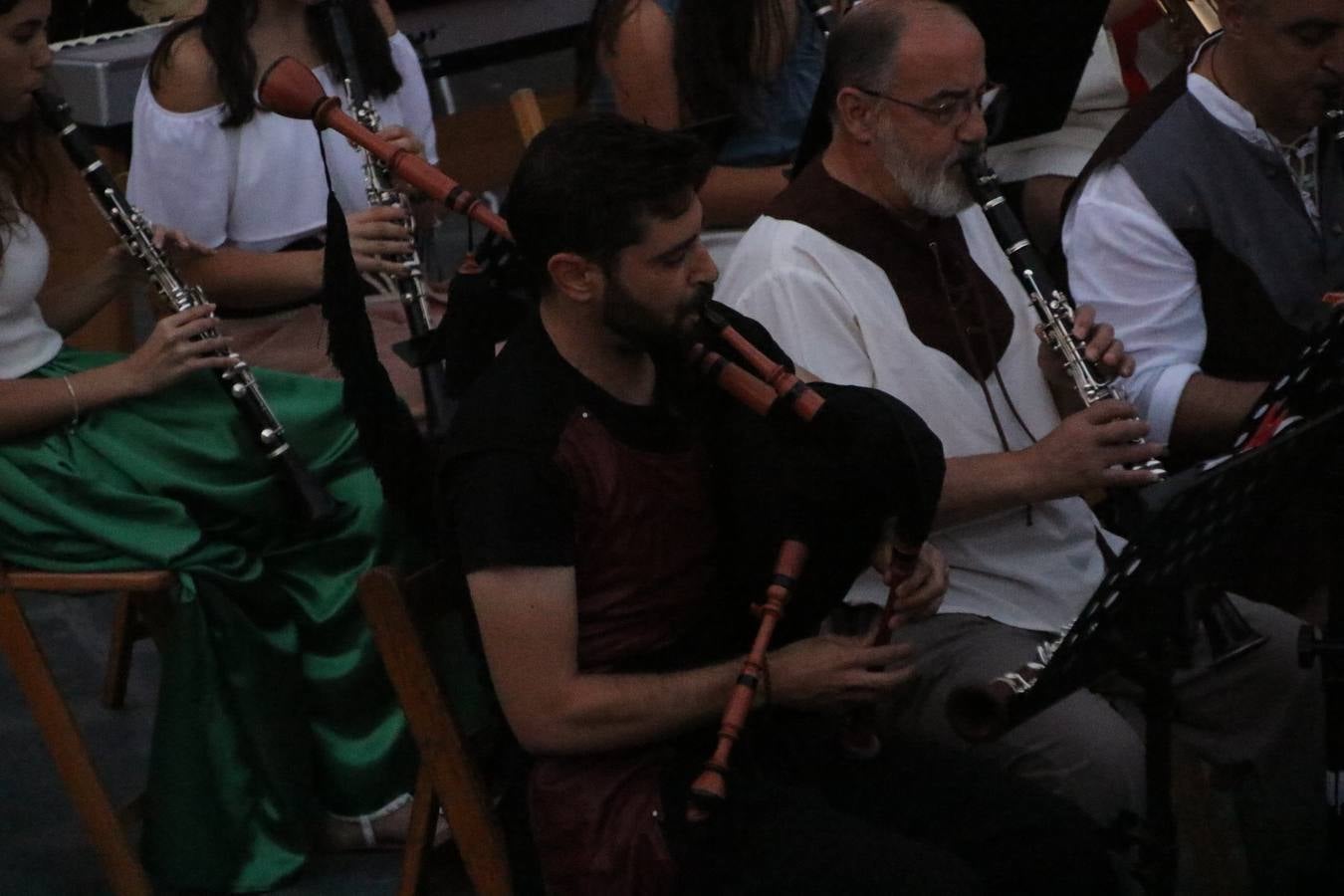 La música y el espectáculo marcaron, ayer, la despedida del XVI Festival Templario. La Asociación Musical Jerez de los Caballeros, bajo la dirección de David Carrasco y Antonio Amaro, fue la encargada de poner el broche final a esta edición del Festival con su tradicional concierto en el auditorio de la Plaza de la Alcazaba. El público asistente disfrutó con las 11 obras que interpretaron y no dudaron en ovacionarles. Carrasco agradeció, un año más, su presencia y confianza en la Asociación.