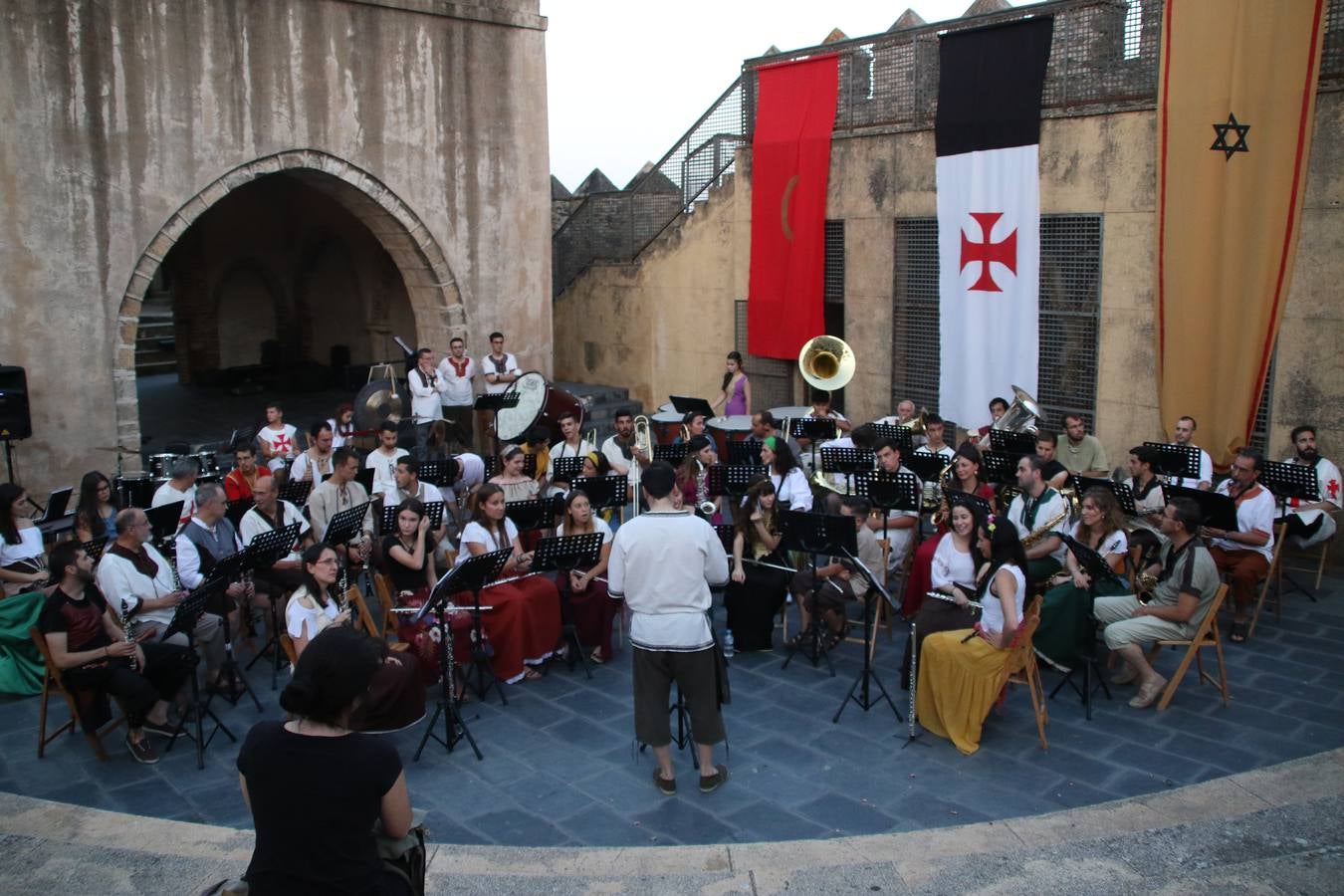 La música y el espectáculo marcaron, ayer, la despedida del XVI Festival Templario. La Asociación Musical Jerez de los Caballeros, bajo la dirección de David Carrasco y Antonio Amaro, fue la encargada de poner el broche final a esta edición del Festival con su tradicional concierto en el auditorio de la Plaza de la Alcazaba. El público asistente disfrutó con las 11 obras que interpretaron y no dudaron en ovacionarles. Carrasco agradeció, un año más, su presencia y confianza en la Asociación.