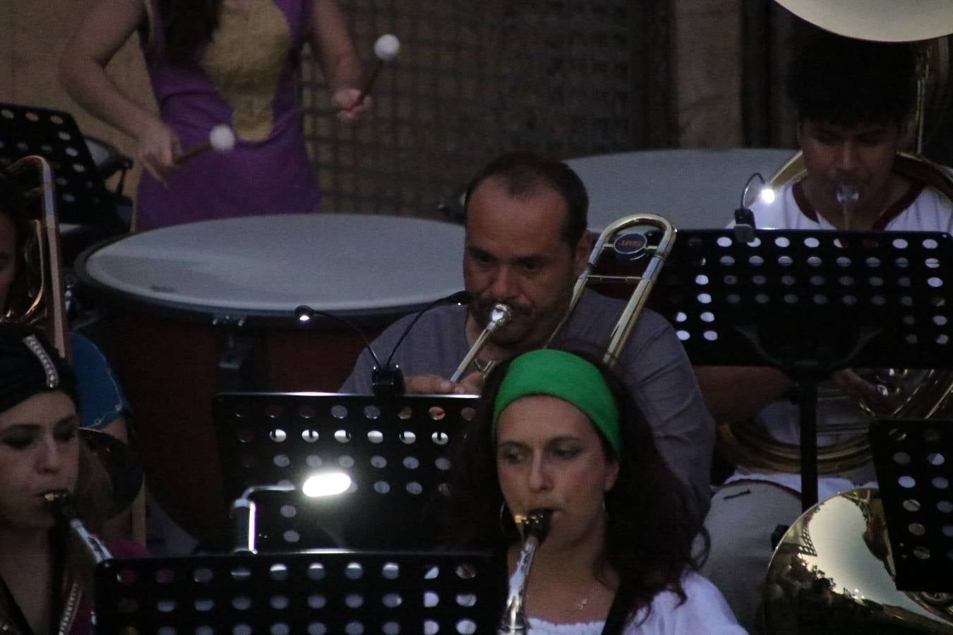 La música y el espectáculo marcaron, ayer, la despedida del XVI Festival Templario. La Asociación Musical Jerez de los Caballeros, bajo la dirección de David Carrasco y Antonio Amaro, fue la encargada de poner el broche final a esta edición del Festival con su tradicional concierto en el auditorio de la Plaza de la Alcazaba. El público asistente disfrutó con las 11 obras que interpretaron y no dudaron en ovacionarles. Carrasco agradeció, un año más, su presencia y confianza en la Asociación.