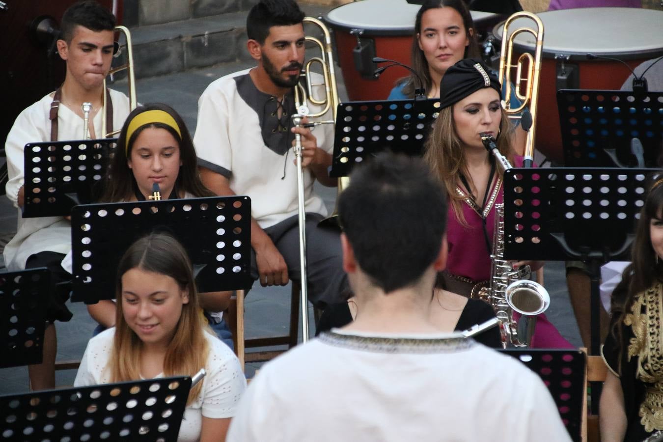La música y el espectáculo marcaron, ayer, la despedida del XVI Festival Templario. La Asociación Musical Jerez de los Caballeros, bajo la dirección de David Carrasco y Antonio Amaro, fue la encargada de poner el broche final a esta edición del Festival con su tradicional concierto en el auditorio de la Plaza de la Alcazaba. El público asistente disfrutó con las 11 obras que interpretaron y no dudaron en ovacionarles. Carrasco agradeció, un año más, su presencia y confianza en la Asociación.