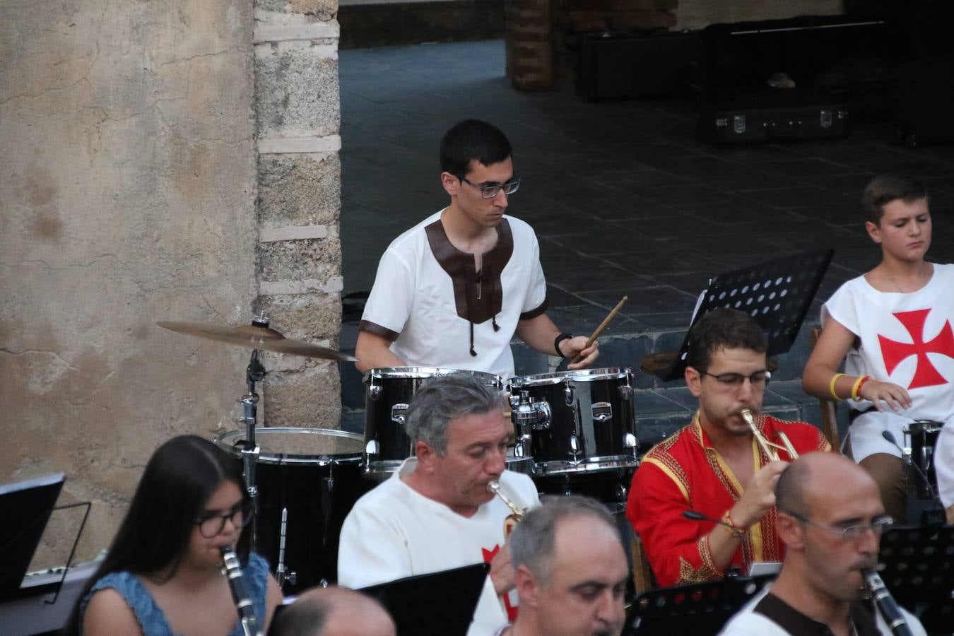 La música y el espectáculo marcaron, ayer, la despedida del XVI Festival Templario. La Asociación Musical Jerez de los Caballeros, bajo la dirección de David Carrasco y Antonio Amaro, fue la encargada de poner el broche final a esta edición del Festival con su tradicional concierto en el auditorio de la Plaza de la Alcazaba. El público asistente disfrutó con las 11 obras que interpretaron y no dudaron en ovacionarles. Carrasco agradeció, un año más, su presencia y confianza en la Asociación.