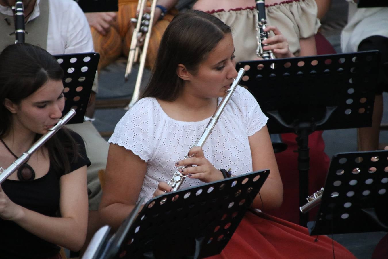 La música y el espectáculo marcaron, ayer, la despedida del XVI Festival Templario. La Asociación Musical Jerez de los Caballeros, bajo la dirección de David Carrasco y Antonio Amaro, fue la encargada de poner el broche final a esta edición del Festival con su tradicional concierto en el auditorio de la Plaza de la Alcazaba. El público asistente disfrutó con las 11 obras que interpretaron y no dudaron en ovacionarles. Carrasco agradeció, un año más, su presencia y confianza en la Asociación.
