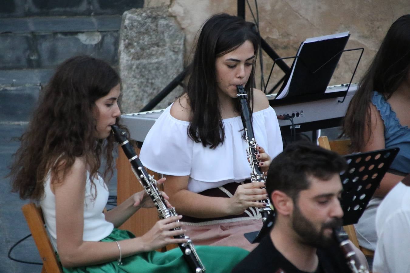 La música y el espectáculo marcaron, ayer, la despedida del XVI Festival Templario. La Asociación Musical Jerez de los Caballeros, bajo la dirección de David Carrasco y Antonio Amaro, fue la encargada de poner el broche final a esta edición del Festival con su tradicional concierto en el auditorio de la Plaza de la Alcazaba. El público asistente disfrutó con las 11 obras que interpretaron y no dudaron en ovacionarles. Carrasco agradeció, un año más, su presencia y confianza en la Asociación.
