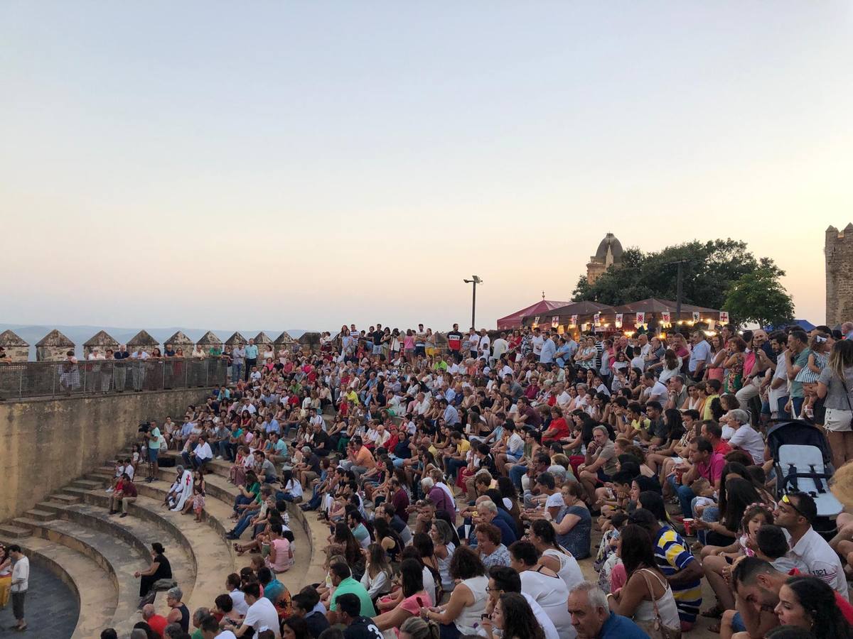 La música y el espectáculo marcaron, ayer, la despedida del XVI Festival Templario. La Asociación Musical Jerez de los Caballeros, bajo la dirección de David Carrasco y Antonio Amaro, fue la encargada de poner el broche final a esta edición del Festival con su tradicional concierto en el auditorio de la Plaza de la Alcazaba. El público asistente disfrutó con las 11 obras que interpretaron y no dudaron en ovacionarles. Carrasco agradeció, un año más, su presencia y confianza en la Asociación.