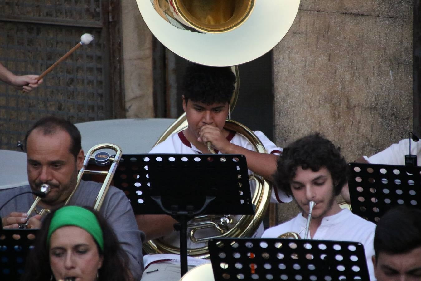 La música y el espectáculo marcaron, ayer, la despedida del XVI Festival Templario. La Asociación Musical Jerez de los Caballeros, bajo la dirección de David Carrasco y Antonio Amaro, fue la encargada de poner el broche final a esta edición del Festival con su tradicional concierto en el auditorio de la Plaza de la Alcazaba. El público asistente disfrutó con las 11 obras que interpretaron y no dudaron en ovacionarles. Carrasco agradeció, un año más, su presencia y confianza en la Asociación.