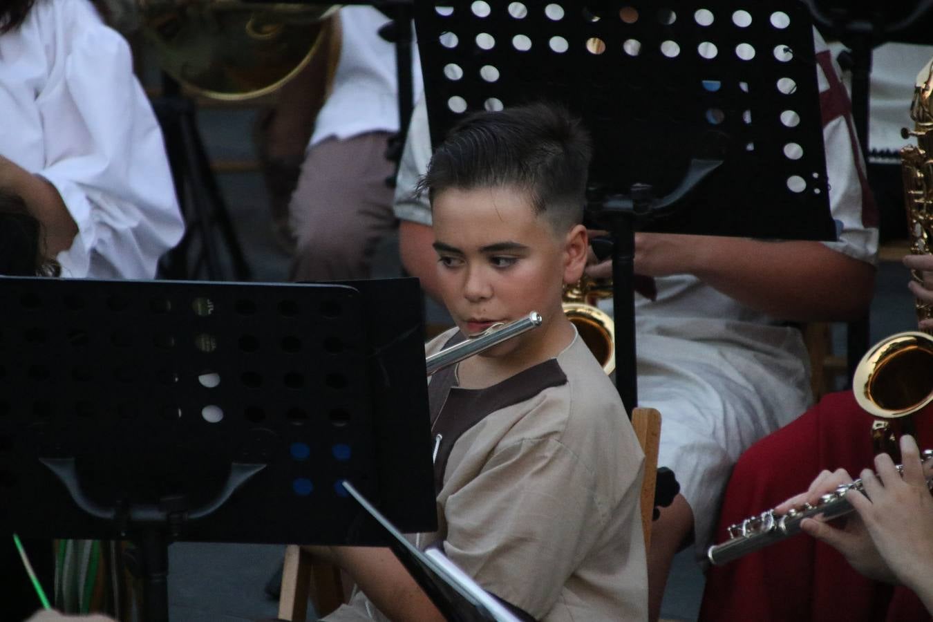 La música y el espectáculo marcaron, ayer, la despedida del XVI Festival Templario. La Asociación Musical Jerez de los Caballeros, bajo la dirección de David Carrasco y Antonio Amaro, fue la encargada de poner el broche final a esta edición del Festival con su tradicional concierto en el auditorio de la Plaza de la Alcazaba. El público asistente disfrutó con las 11 obras que interpretaron y no dudaron en ovacionarles. Carrasco agradeció, un año más, su presencia y confianza en la Asociación.