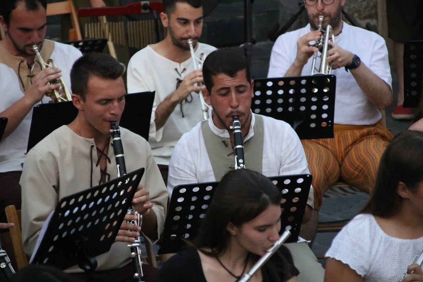 La música y el espectáculo marcaron, ayer, la despedida del XVI Festival Templario. La Asociación Musical Jerez de los Caballeros, bajo la dirección de David Carrasco y Antonio Amaro, fue la encargada de poner el broche final a esta edición del Festival con su tradicional concierto en el auditorio de la Plaza de la Alcazaba. El público asistente disfrutó con las 11 obras que interpretaron y no dudaron en ovacionarles. Carrasco agradeció, un año más, su presencia y confianza en la Asociación.