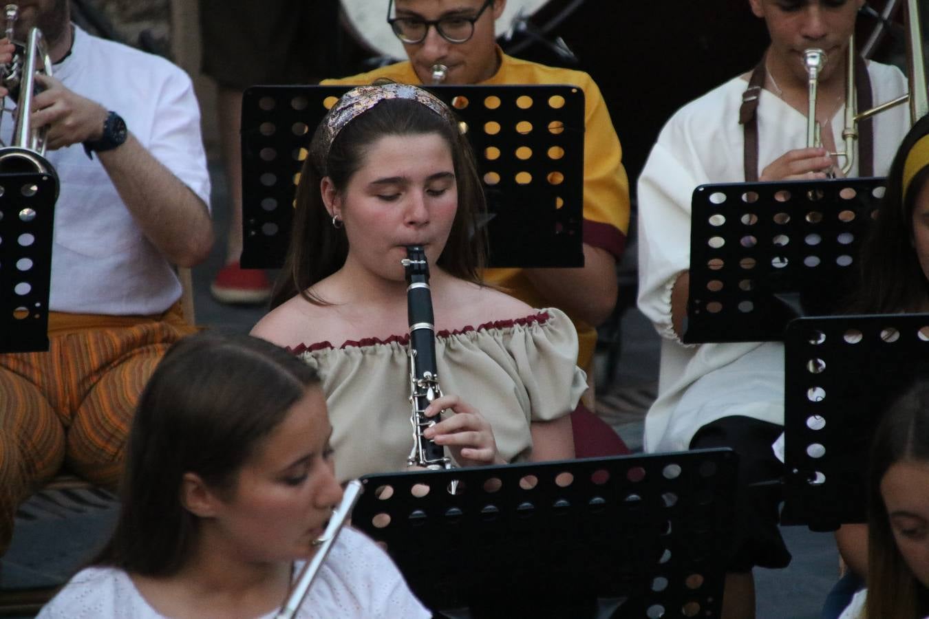 La música y el espectáculo marcaron, ayer, la despedida del XVI Festival Templario. La Asociación Musical Jerez de los Caballeros, bajo la dirección de David Carrasco y Antonio Amaro, fue la encargada de poner el broche final a esta edición del Festival con su tradicional concierto en el auditorio de la Plaza de la Alcazaba. El público asistente disfrutó con las 11 obras que interpretaron y no dudaron en ovacionarles. Carrasco agradeció, un año más, su presencia y confianza en la Asociación.